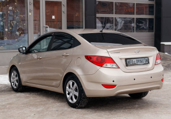 Подержанный автомобиль Hyundai Solaris Sedan 2011 года (7 фото)