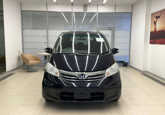 Подержанный автомобиль Honda Freed 2012 года (2 фото)