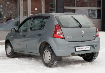 Подержанный автомобиль Renault Sandero 2011 года (7 фото)