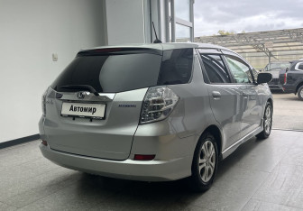 Подержанный автомобиль Honda Fit Shuttle 2012 года (6 фото)