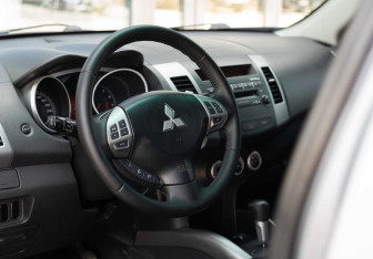 Подержанный автомобиль Mitsubishi Outlander 2008 года (11 фото)