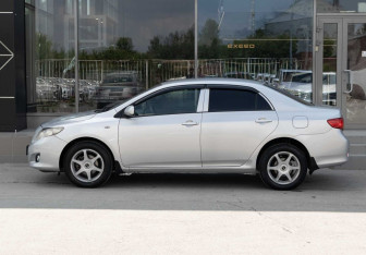 Подержанный автомобиль Toyota Corolla Sedan 2007 года (8 фото)