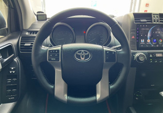 Подержанный автомобиль Toyota Land Cruiser Prado 2011 года (10 фото)