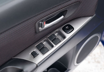 Подержанный автомобиль Mazda 3 Sedan 2006 года (17 фото)