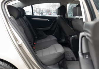 Подержанный автомобиль Volkswagen Passat Sedan 2012 года (18 фото)