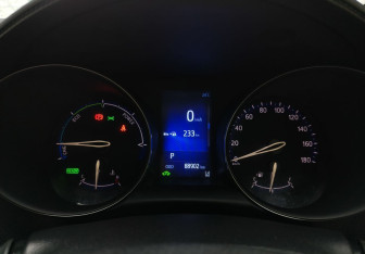 Подержанный автомобиль Toyota C-HR 2018 года (10 фото)