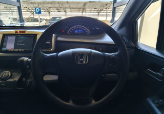 Подержанный автомобиль Honda Freed 2011 года (8 фото)
