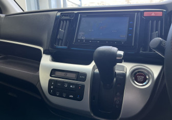 Подержанный автомобиль Honda N-WGN 2014 года (12 фото)