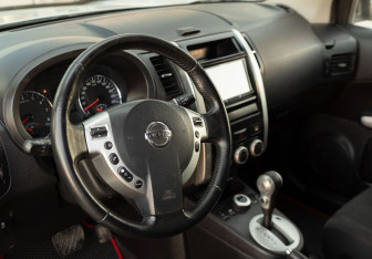 Подержанный автомобиль Nissan X-Trail 2013 года (10 фото)