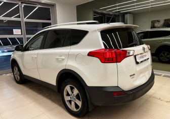Подержанный автомобиль Toyota RAV4 2015 года (6 фото)