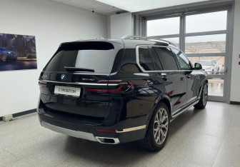 Подержанный автомобиль BMW X7 2023 года (4 фото)