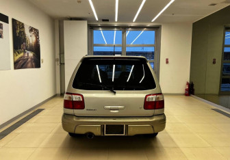 Подержанный автомобиль Subaru Forester Wagon 2000 года (6 фото)