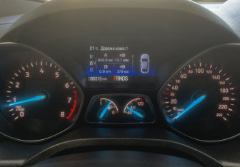 Подержанный автомобиль Ford Kuga 2018 года (10 фото)