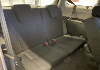 Подержанный автомобиль Toyota Wish Minivan 2011 года (9 фото)