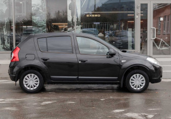 Подержанный автомобиль Renault Sandero 2011 года (4 фото)