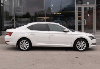 Подержанный автомобиль Skoda Superb Liftback 2018 года (4 фото)