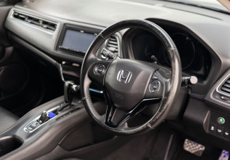 Подержанный автомобиль Honda Vezel 2014 года (11 фото)