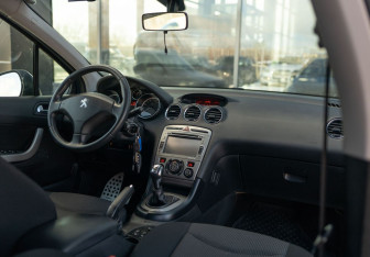 Подержанный автомобиль Peugeot 408 2012 года (10 фото)