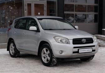 Подержанный автомобиль Toyota RAV4 2008 года (3 фото)
