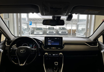 Подержанный автомобиль Toyota RAV4 2020 года (11 фото)