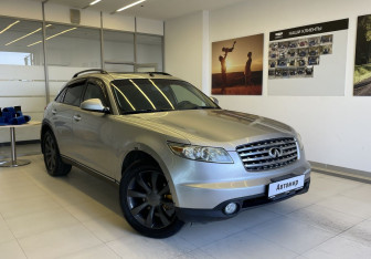 Подержанный автомобиль Infiniti FX 2003 года (3 фото)