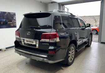 Подержанный автомобиль Lexus LX 2013 года (4 фото)