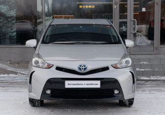 Подержанный автомобиль Toyota Prius Alpha 2015 года (2 фото)