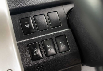 Подержанный автомобиль Toyota Voxy Minivan 2011 года (17 фото)
