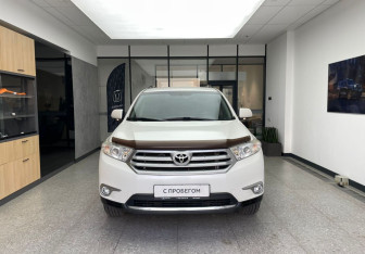 Подержанный автомобиль Toyota Highlander 2013 года (3 фото)