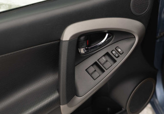 Подержанный автомобиль Toyota RAV4 2008 года (18 фото)