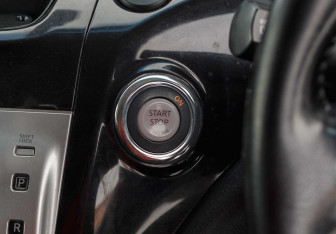 Подержанный автомобиль Nissan Elgrand 2011 года (14 фото)