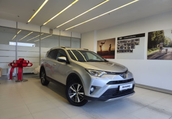 Подержанный автомобиль Toyota RAV4 2017 года (3 фото)