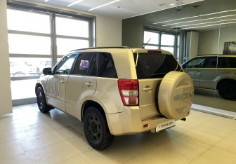 Подержанный автомобиль Suzuki Grand Vitara 2010 года (6 фото)