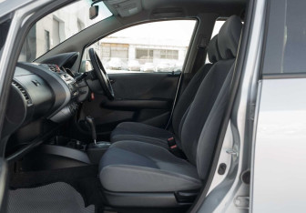 Подержанный автомобиль Honda Fit 2001 года (17 фото)