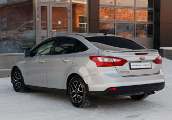 Подержанный автомобиль Ford Focus Sedan 2012 года (7 фото)