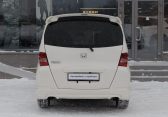 Подержанный автомобиль Honda Freed 2010 года (6 фото)