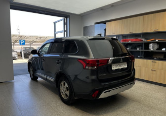 Подержанный автомобиль Mitsubishi Outlander 2018 года (6 фото)