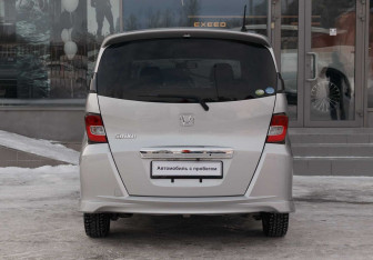 Подержанный автомобиль Honda Freed 2010 года (6 фото)