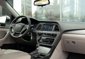 Подержанный автомобиль Hyundai Sonata 2016 года (10 фото)