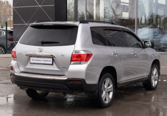 Подержанный автомобиль Toyota Highlander 2012 года (5 фото)