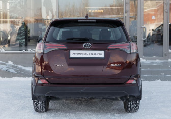 Подержанный автомобиль Toyota RAV4 2018 года (6 фото)