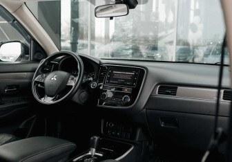 Подержанный автомобиль Mitsubishi Outlander 2019 года (10 фото)