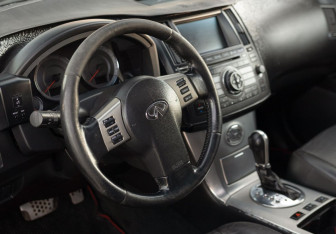 Подержанный автомобиль Infiniti FX 2008 года (11 фото)
