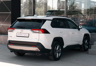 Подержанный автомобиль Toyota RAV4 2020 года (5 фото)