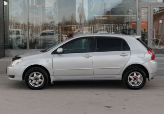 Подержанный автомобиль Toyota Corolla Hatchback 2003 года (8 фото)