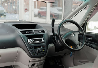 Подержанный автомобиль Toyota Opa 2001 года (10 фото)