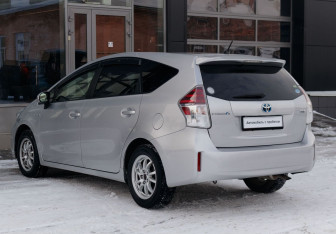 Подержанный автомобиль Toyota Prius Alpha 2015 года (7 фото)
