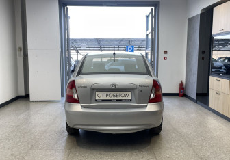 Подержанный автомобиль Hyundai Verna Sedan 2008 года (5 фото)