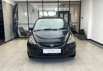 Подержанный автомобиль Honda Fit 2006 года (3 фото)