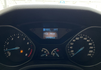 Подержанный автомобиль Ford Focus Hatchback 2013 года (11 фото)
